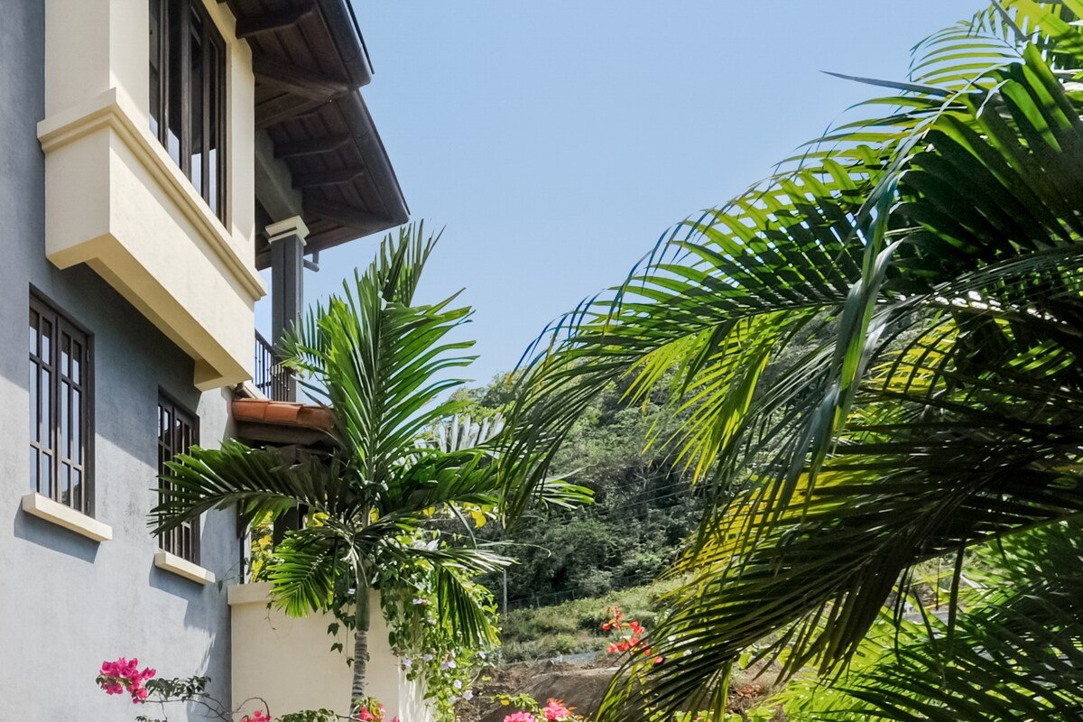 Near Beach, Pool & Beach Club Access – Casa Indigo gallery image 3