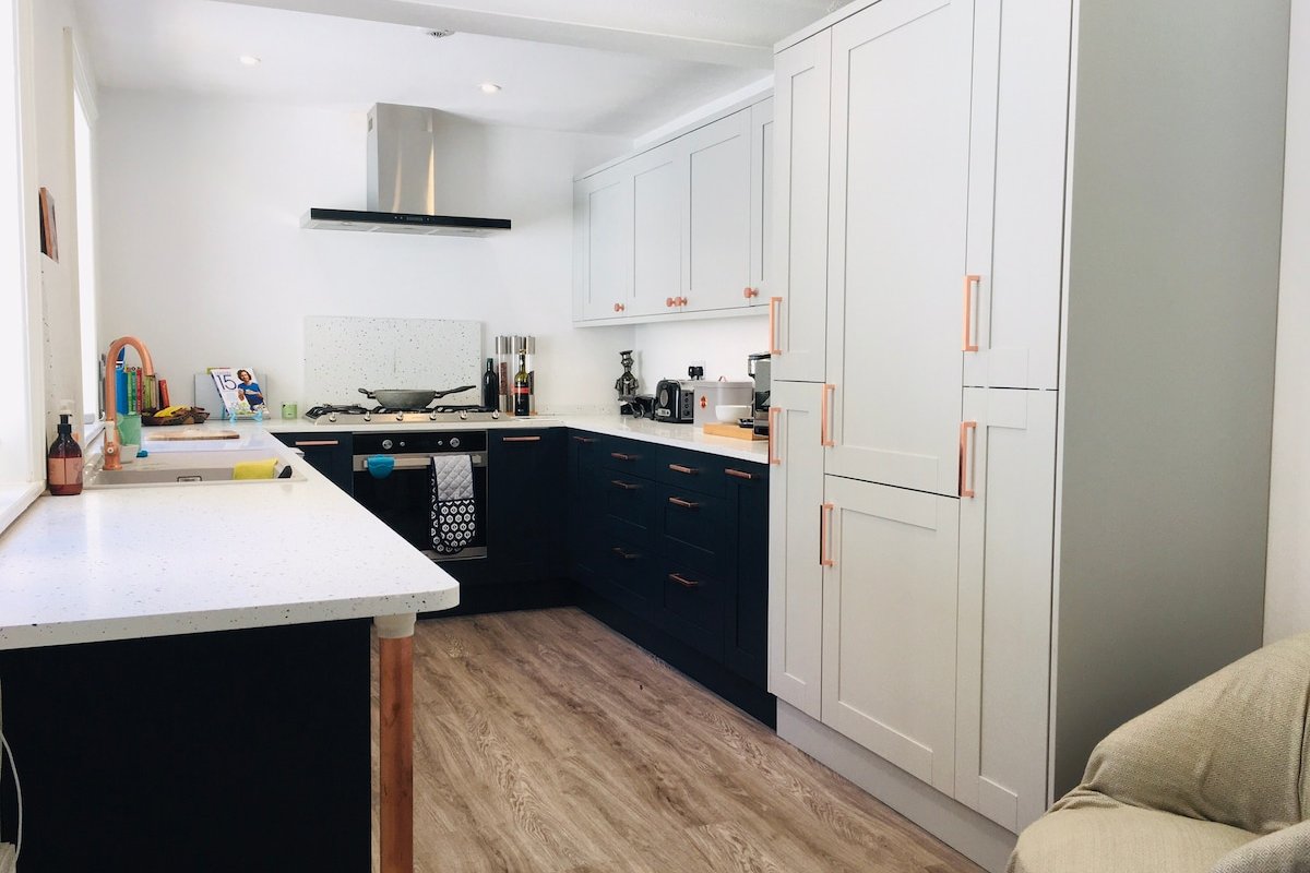 Spacious 4 Bedroom House on Central & Quiet Street gallery image 5