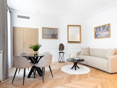 A Sublime 1-BR with Services -Opéra
