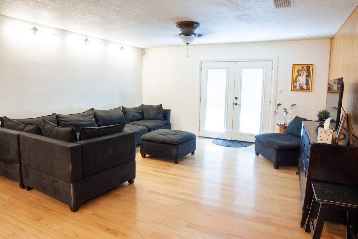 Artsy 1950s Downtown Vegas Home – Casa Bonita gallery image 4