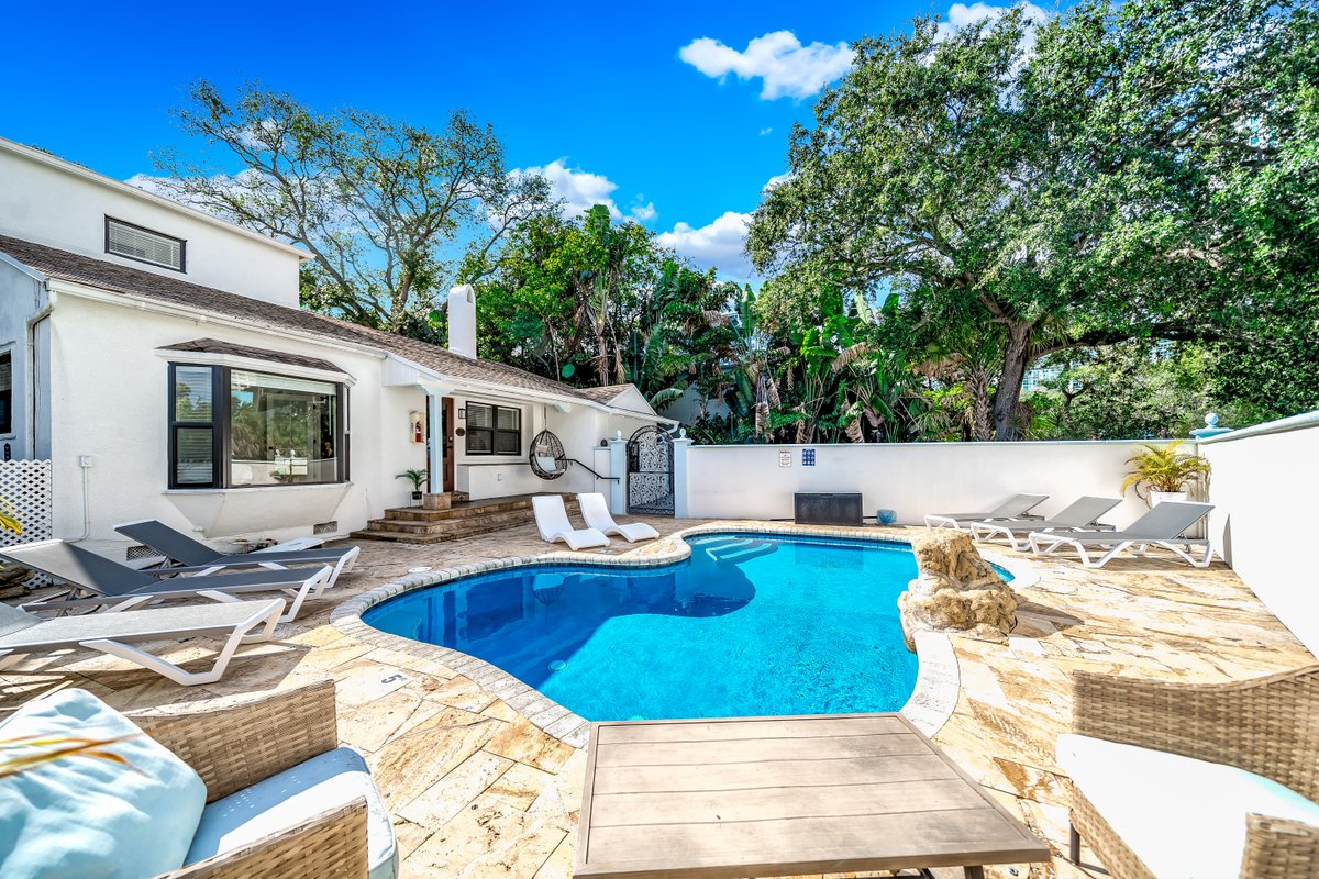 Heated Pool! Massive Gem+Close To Beach & Shops!
