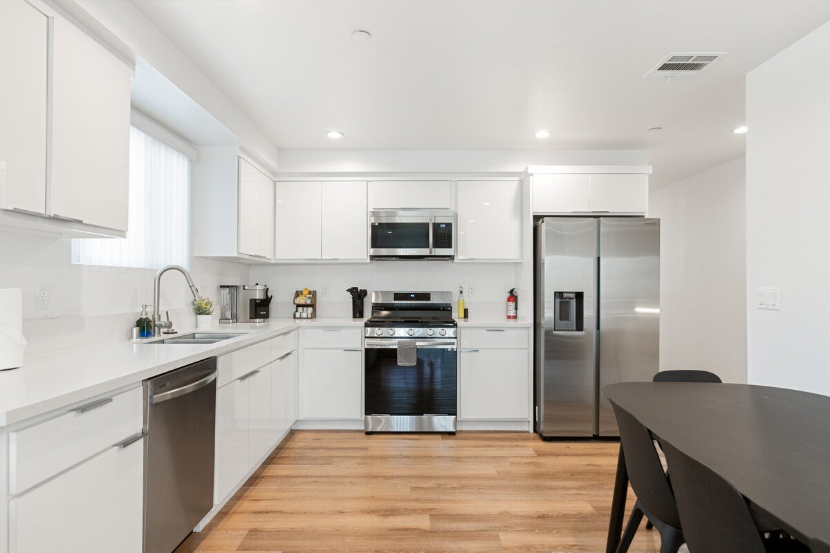 Huge & Comfy LA Family Home gallery image 4