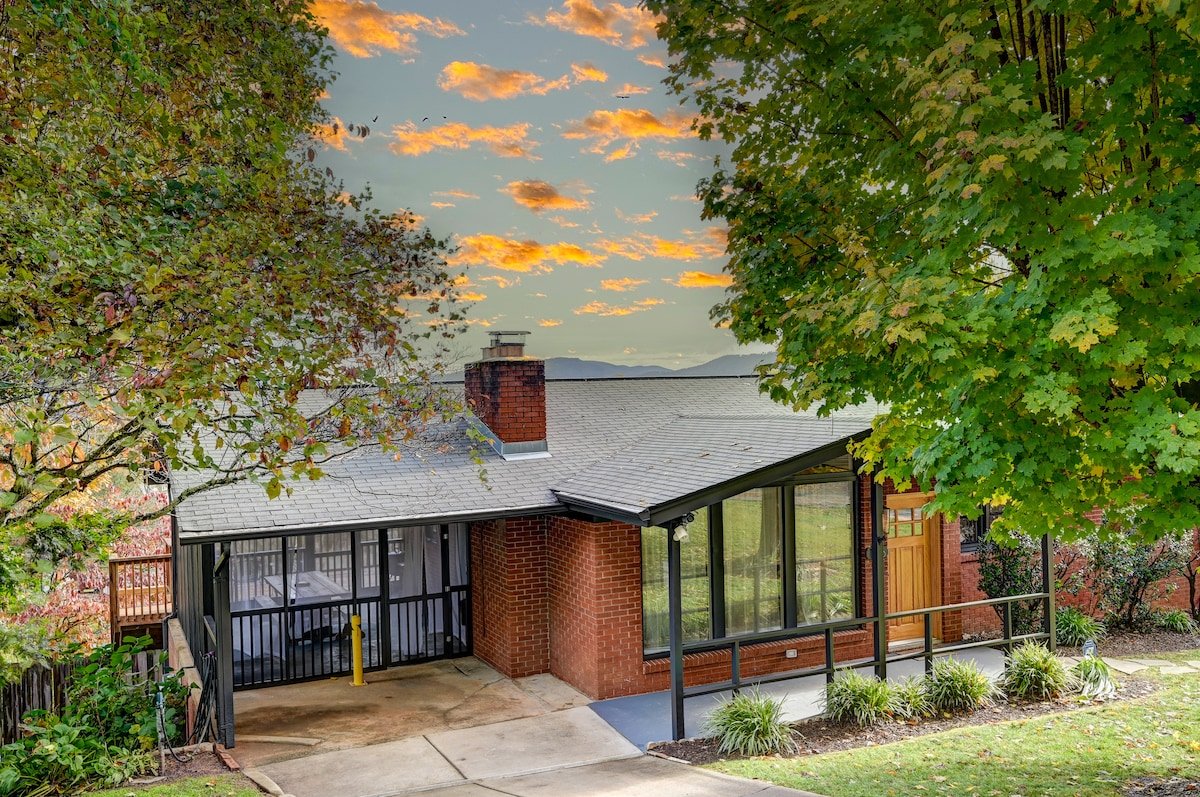 Spectacular Views! Convenient-Fenced Yard-Hot Tub gallery image 5