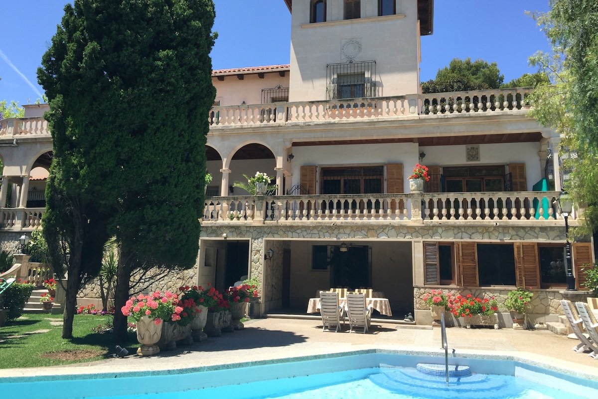 Villa en la ciudad de Palma con jardin y piscina gallery image 2