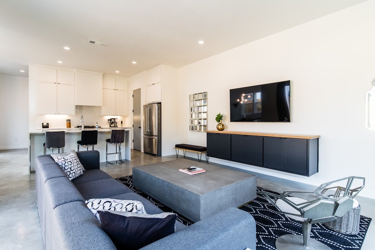 ☞Sleeps 16👈🏻Smart TVs in all Rooms | Keyless Entry gallery image 5