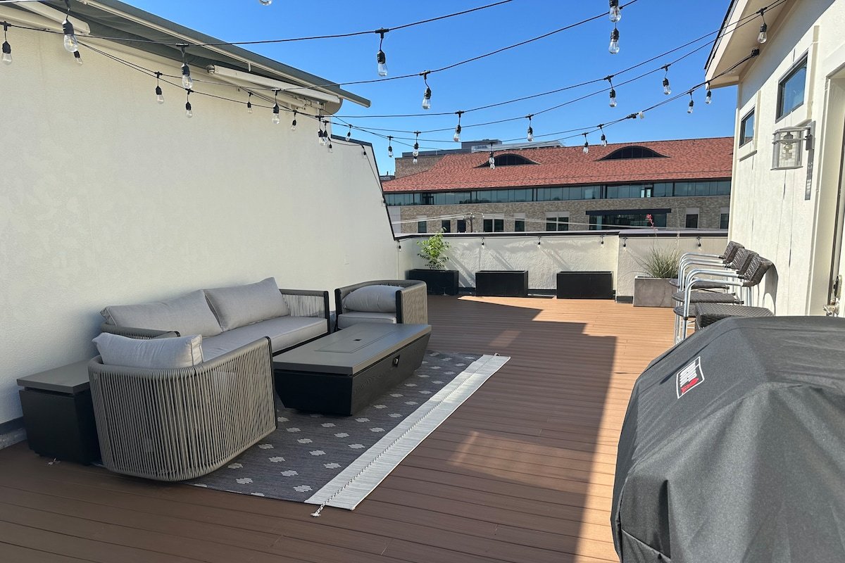 Walk to Magnolia Ave • Luxe Rooftop Patio gallery image 4