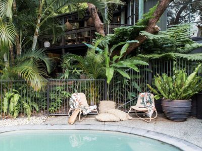 Dukes Beach House – Pool – Location – Style