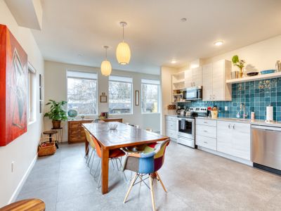 Private Rooftop Flat – 14 Guests – 94 WalkScore