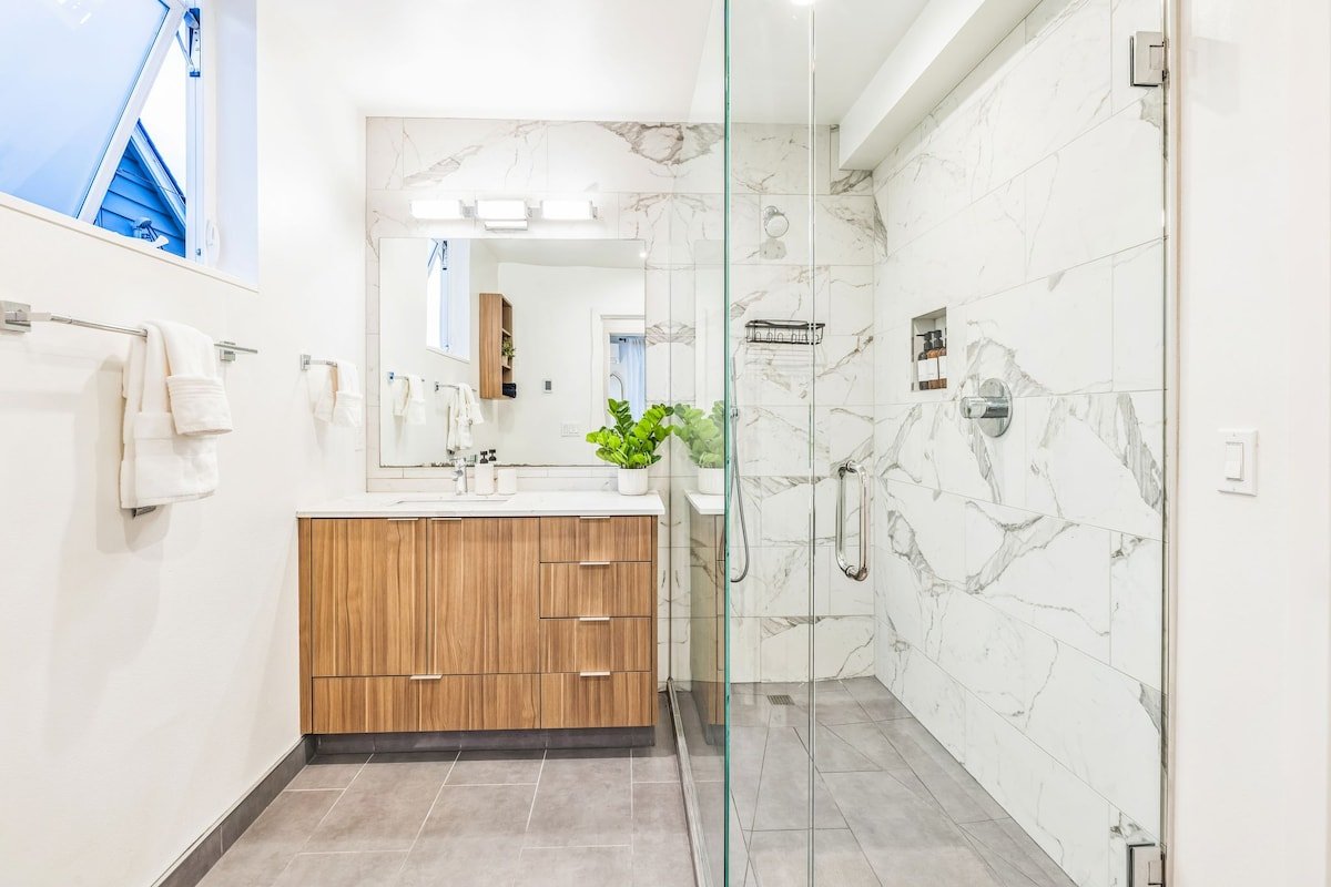 Upscale Seattle Escape |Stunning Skyline View gallery image 4