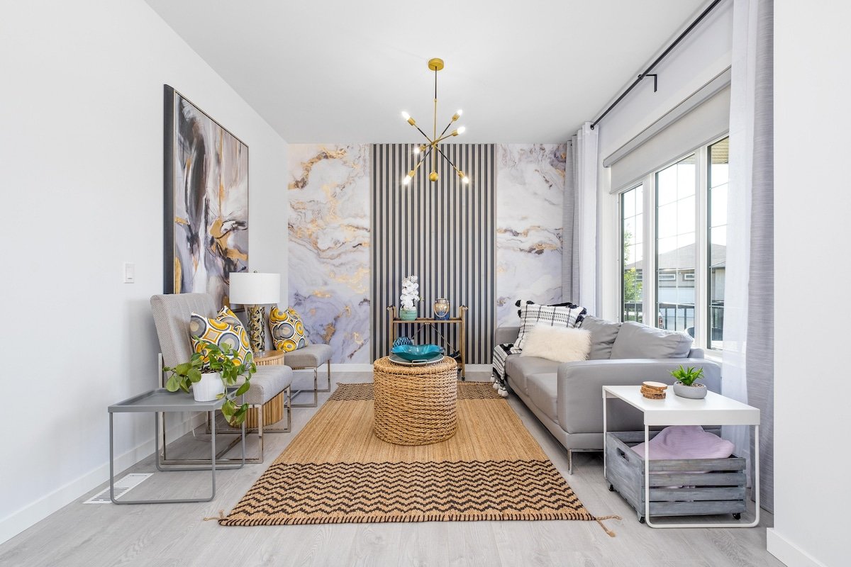 Luxury lifestyle in trendy location, king bed gallery image 4