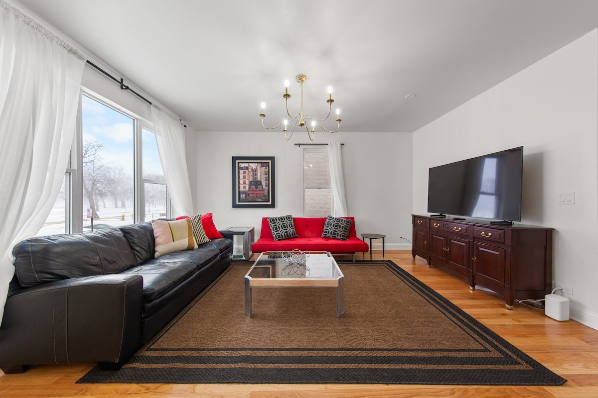 Perfect Location Across from Park & Train Station gallery image 2