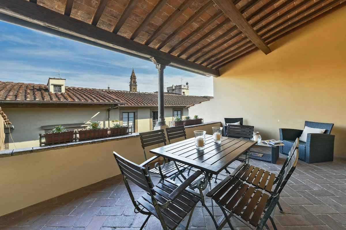 Buonarroti big apartment with terrace in Oltrarno gallery image 2