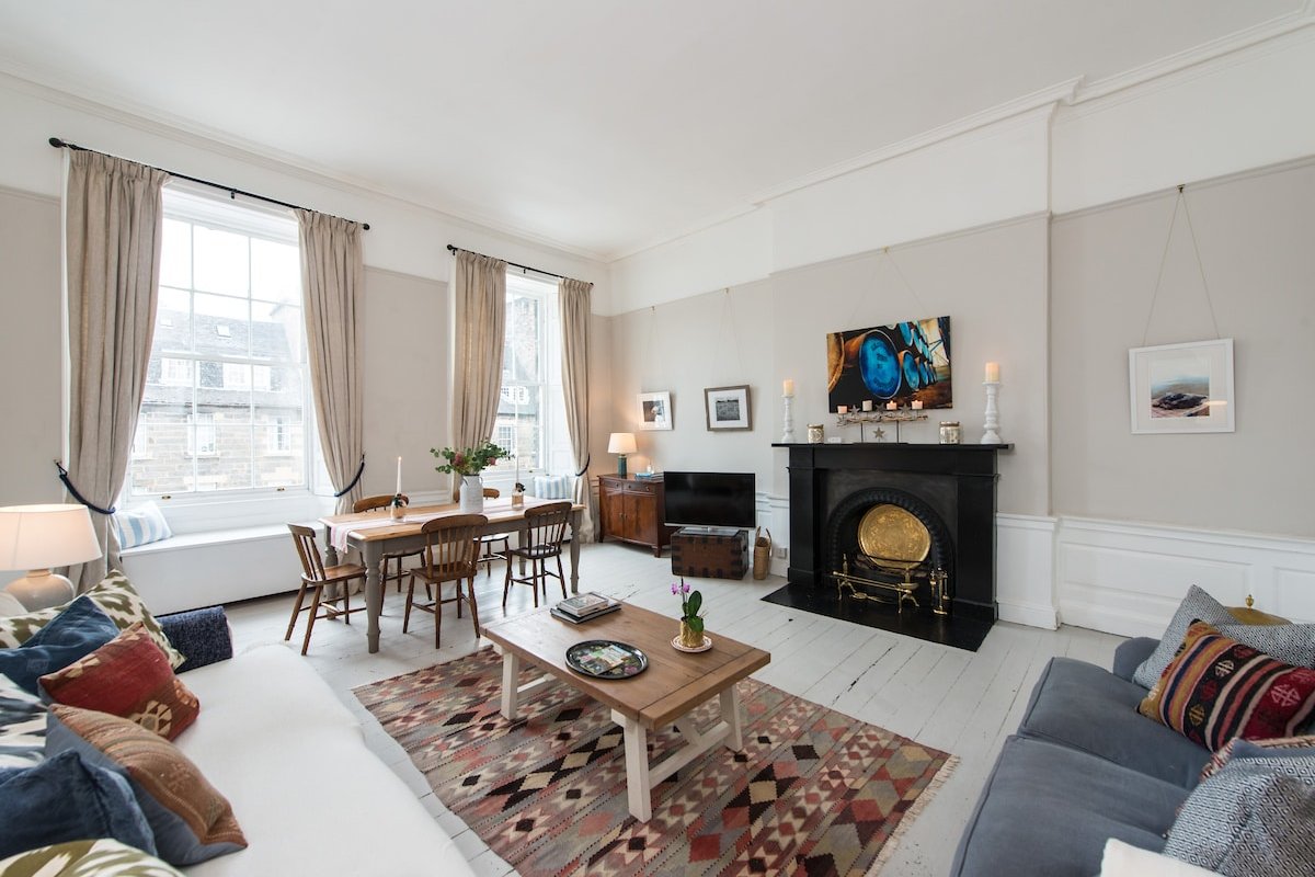 Fab Georgian Home by Princes St & Christmas Market gallery image 2