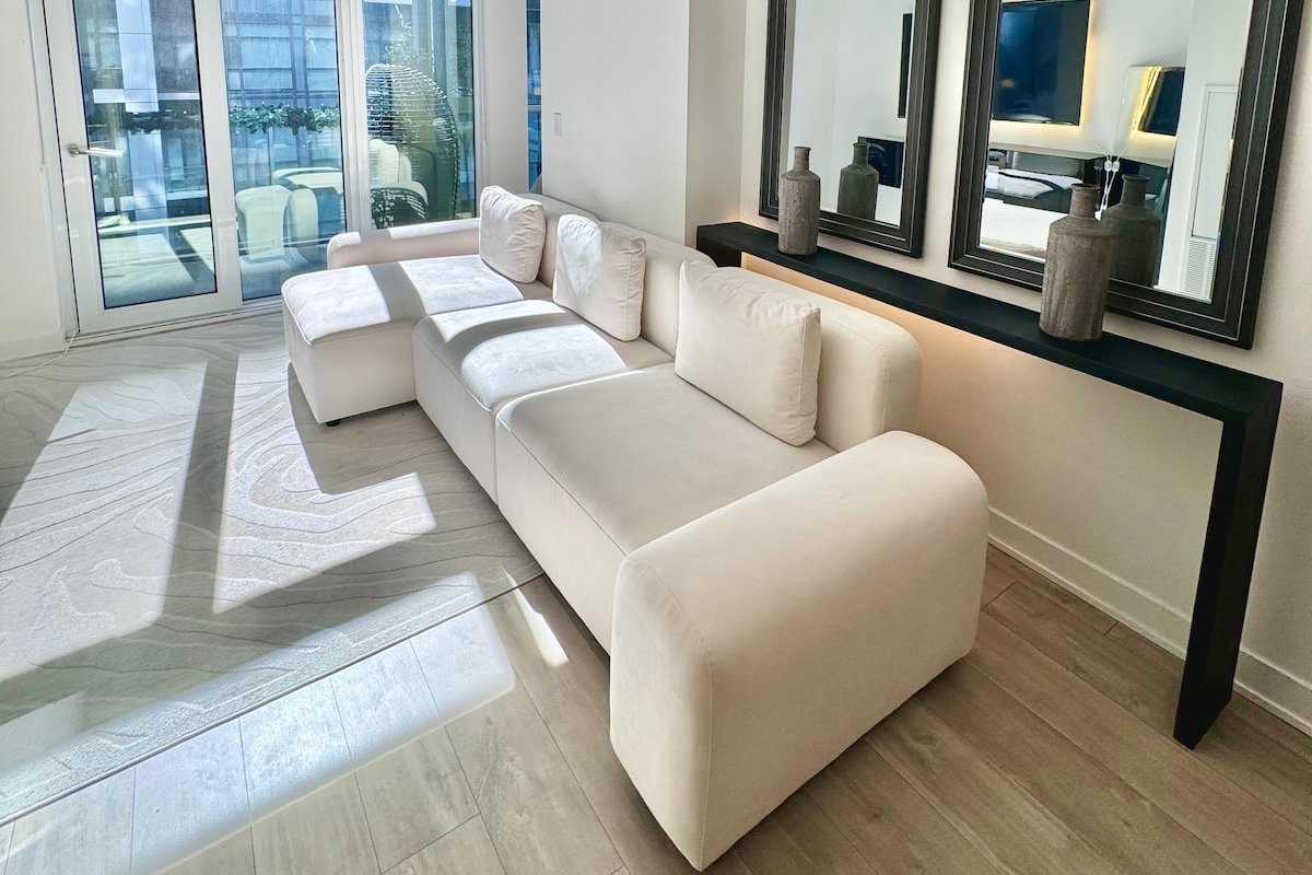 DT Toronto Core Condo | Xmas | 2 Bedroom + 2 Bath gallery image 2