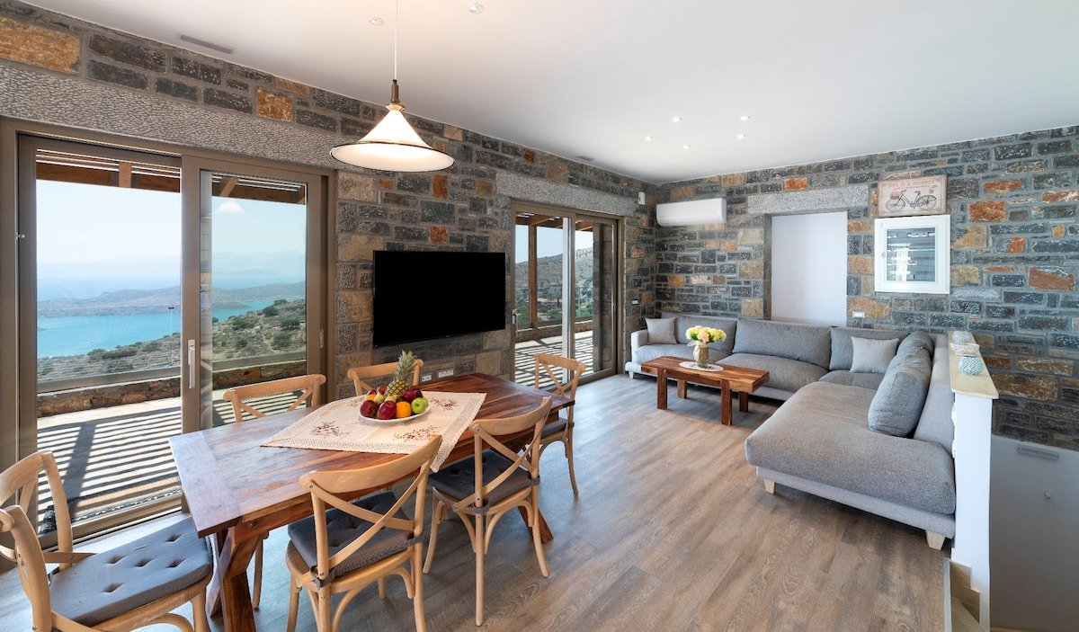 Mountain and Private Beach VILLA EAGLE 2-10 pers. gallery image 4