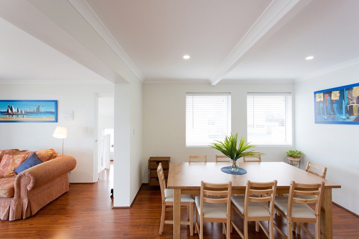 Mandurah Beachfront bring your faminly and dog! gallery image 5