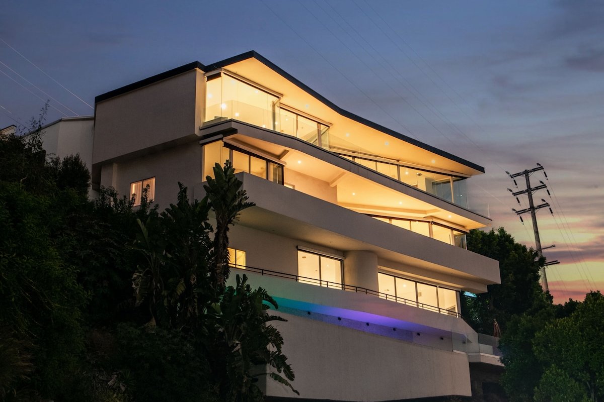 Jetliner 180′ City/Ocean Views! sauna/steam/gym! gallery image 3