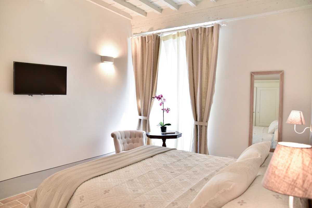 Pepi Residence: private garden and jacuzzi; duplex gallery image 5