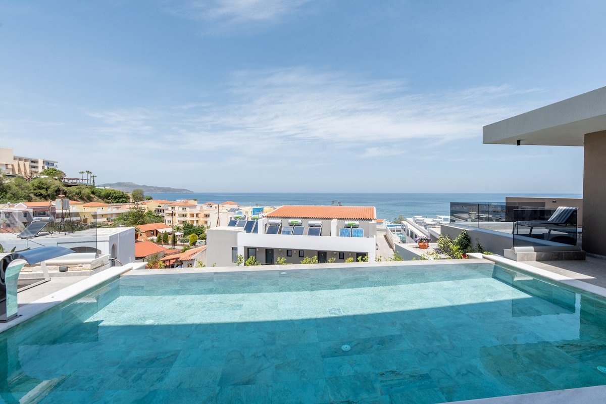 Villa Solis I 100m to the Sea & Free* Heated pool gallery image 3
