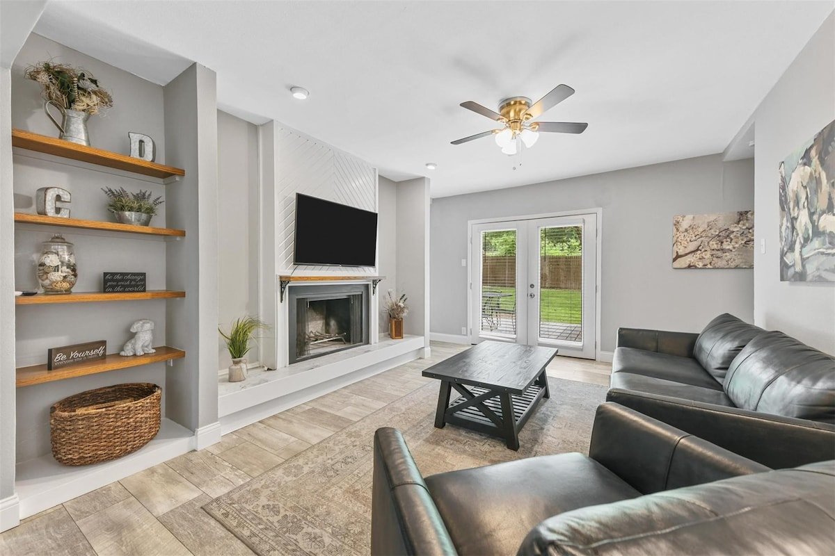 Ridglea Retreat! gallery image 2