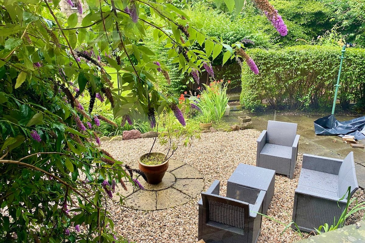 Stylish 3 bed 2 bath Meadows main door garden apt gallery image 3