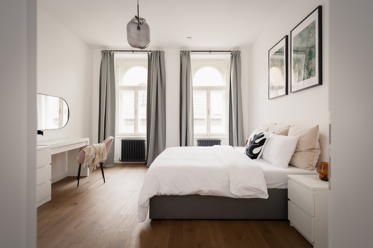 3BDR LUX Lessor town home, NEW! Under the Castle !