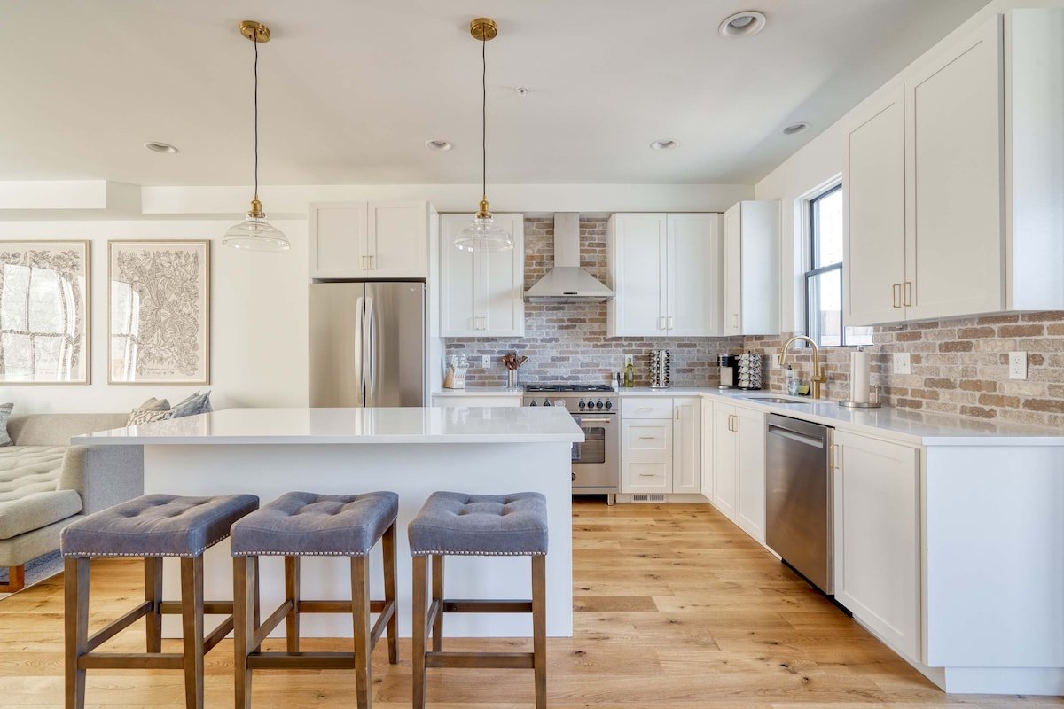 Modern 3BR • Gourmet Kitchen • Sleeps 8 gallery image 5