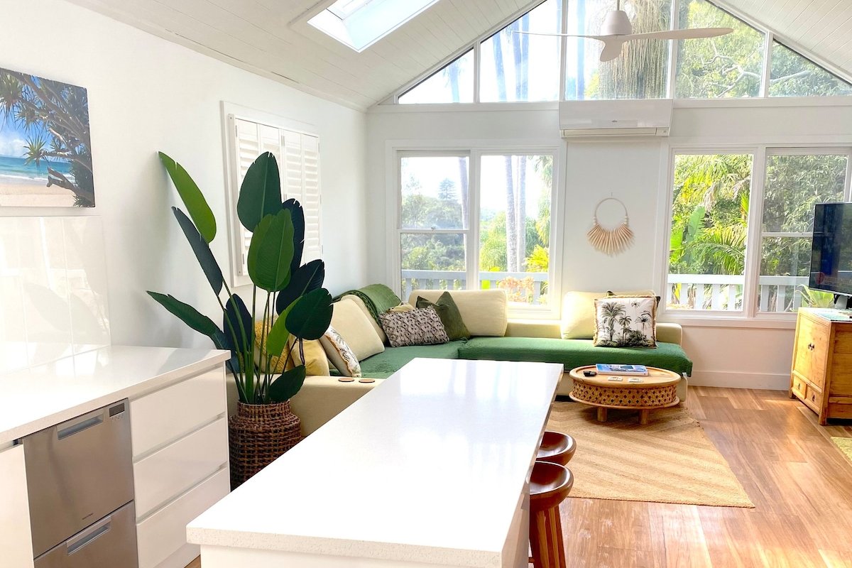 Beach House Stunner. Sleeps 13. Walk to beach. gallery image 3