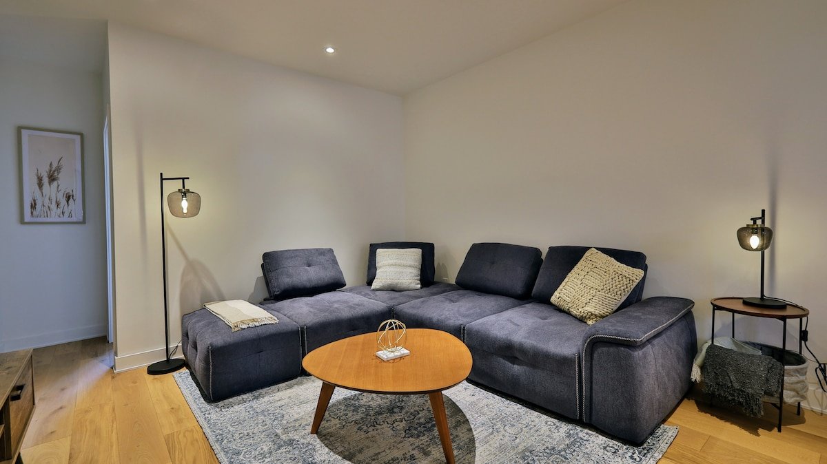 Elegant 4BR/2BA Penthouse – Stylish & Spacious gallery image 2