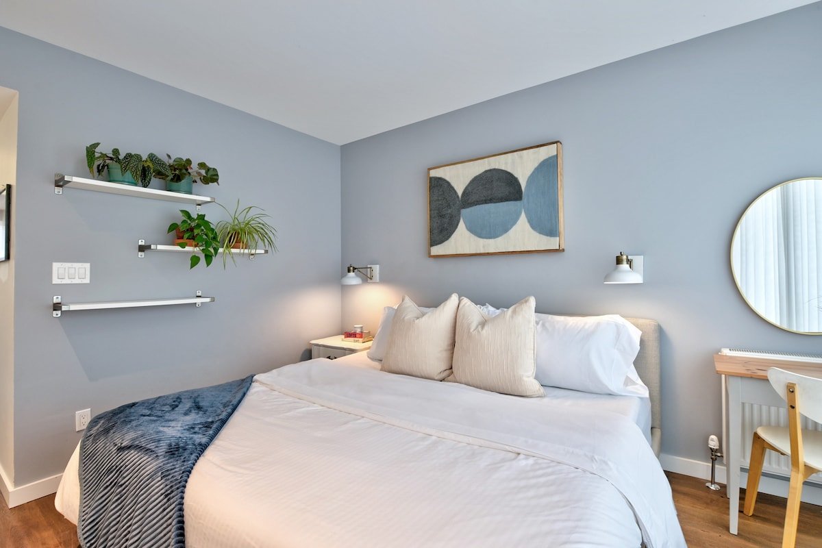 Space & Style in Heart of Toronto w/ Parking gallery image 5