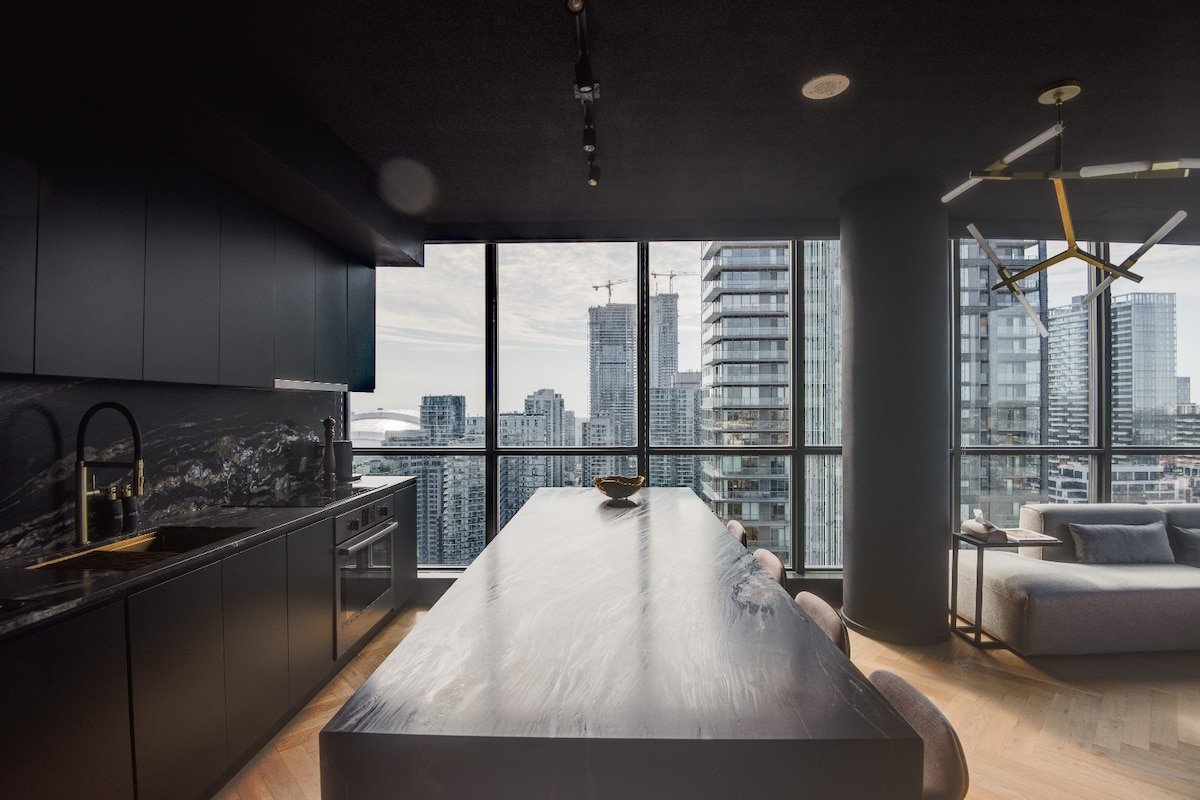 Lux design corner suite 2BR+2BA + free parking gallery image 5