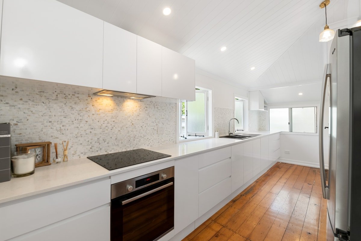 The White Home/ Luxe King Bed/ Parking/ Airport gallery image 5