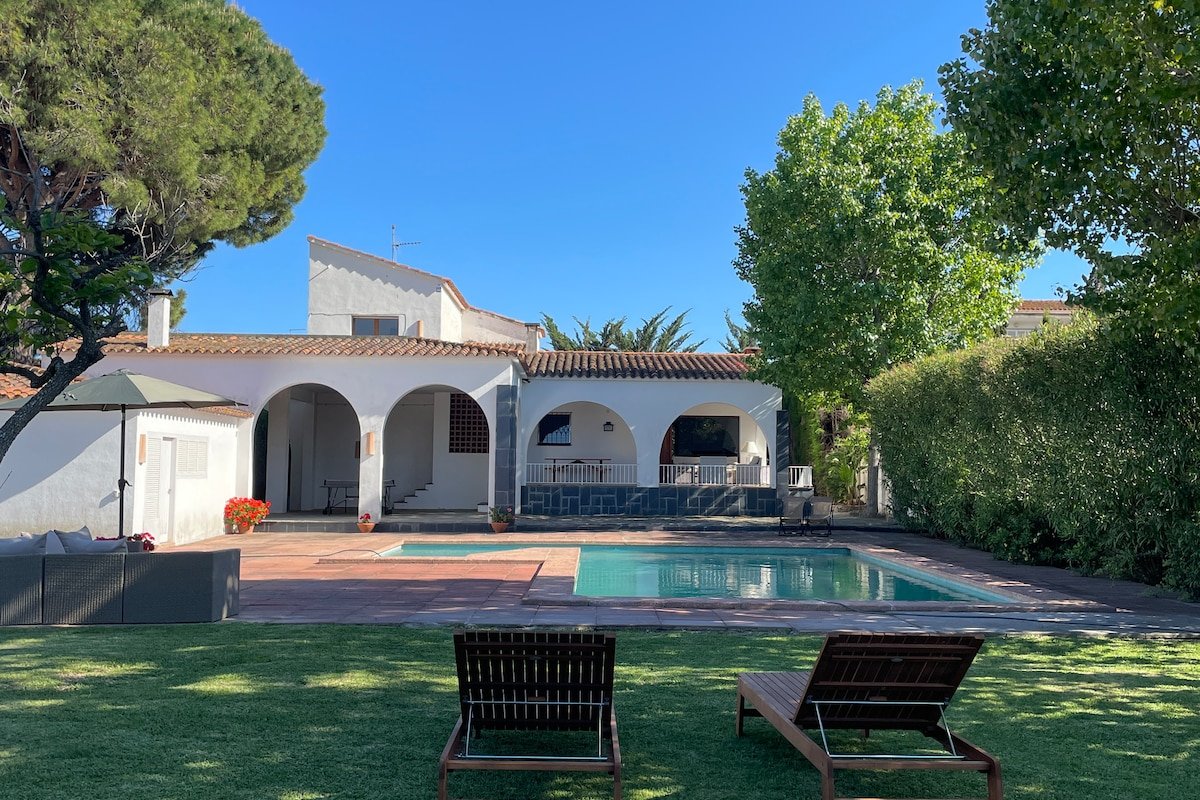 Large exclusive house with private garden and pool gallery image 3