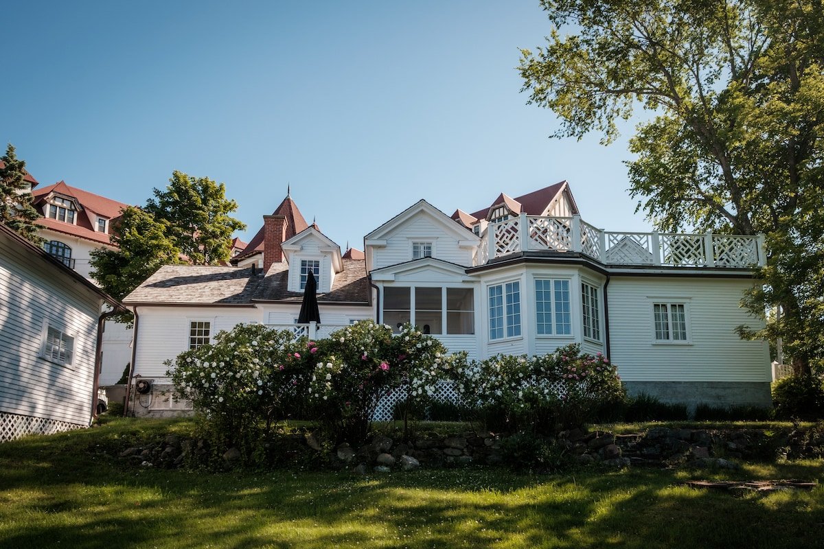 1830s Cory Cottage – Historic Stay w/ Ocean Views gallery image 2