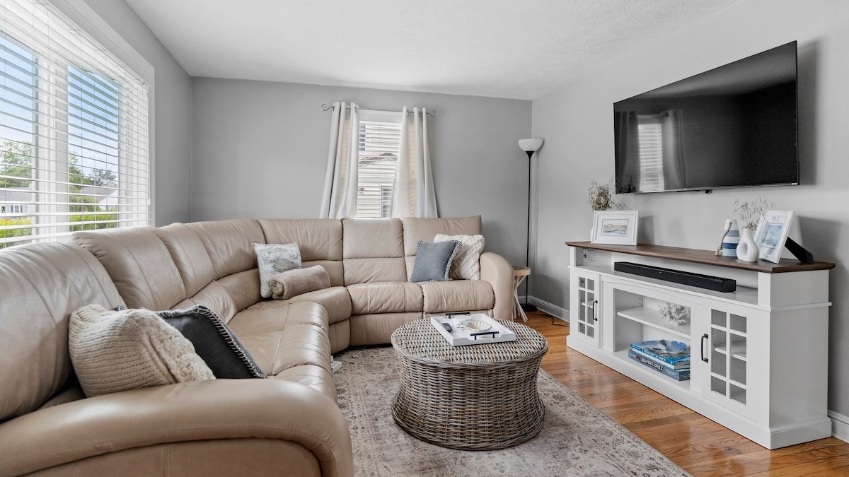 Newport Beach House w/ Huge Yard gallery image 4