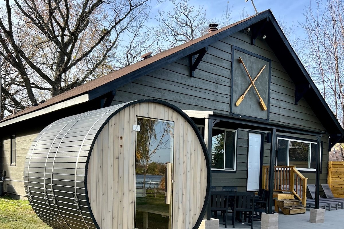 Modern Lake Front/Sauna /Dog Friendly/ Fenced area gallery image 2