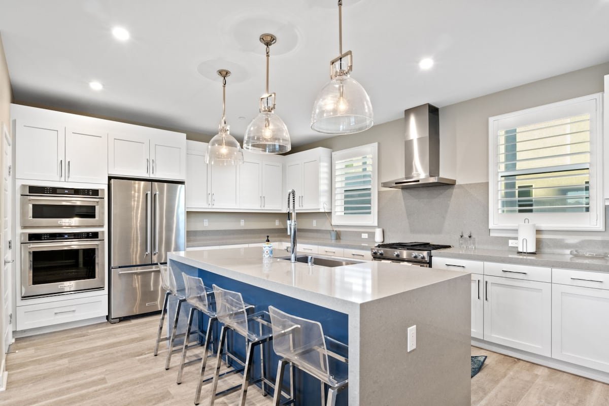 NEW Luxury Townhouse + Rooftop Deck gallery image 4