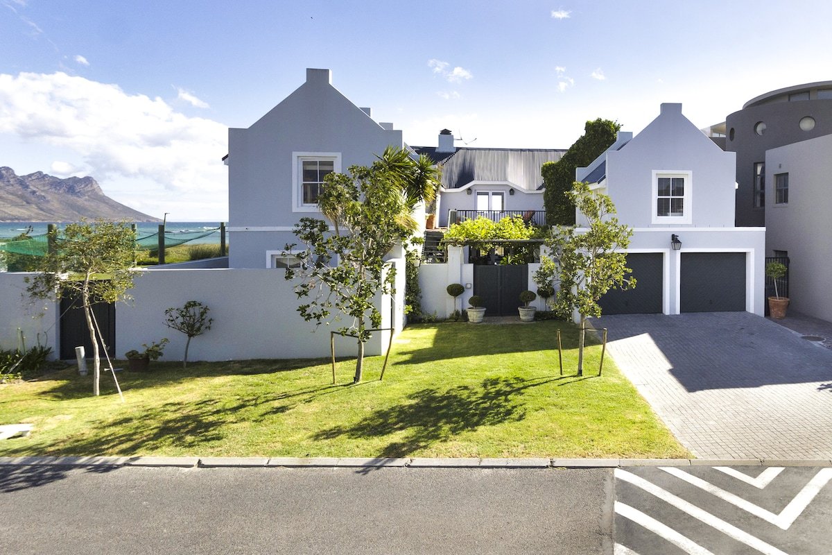 Strand Beach Lodge a luxury villa on the beach! gallery image 2