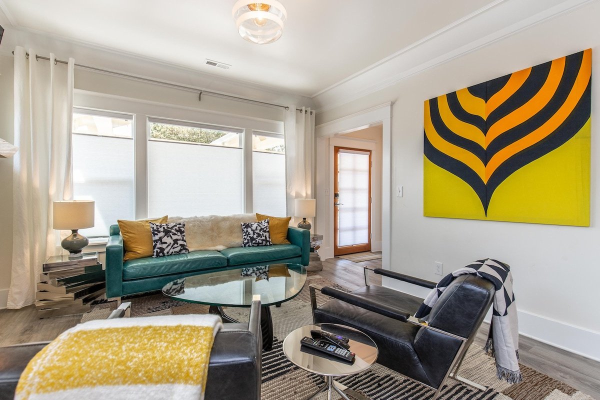 Modern, Sleek & Stylish: 2 blocks from Hawthorne! gallery image 4