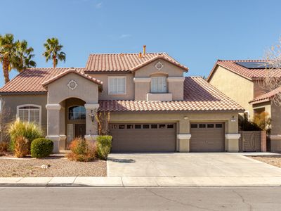 5 bedrooms 1 mile from the strip crowd pleaser