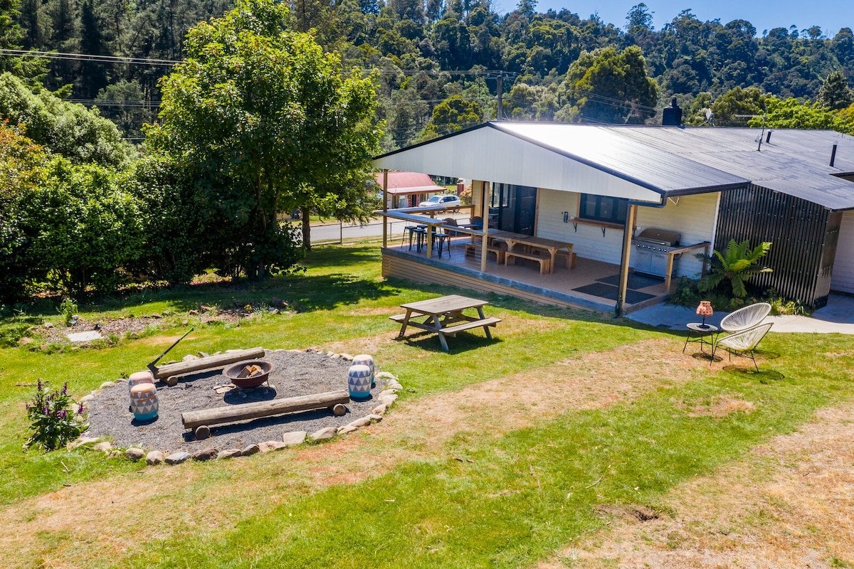 The Cure at Derby- entire front house- sleeps 18 gallery image 2