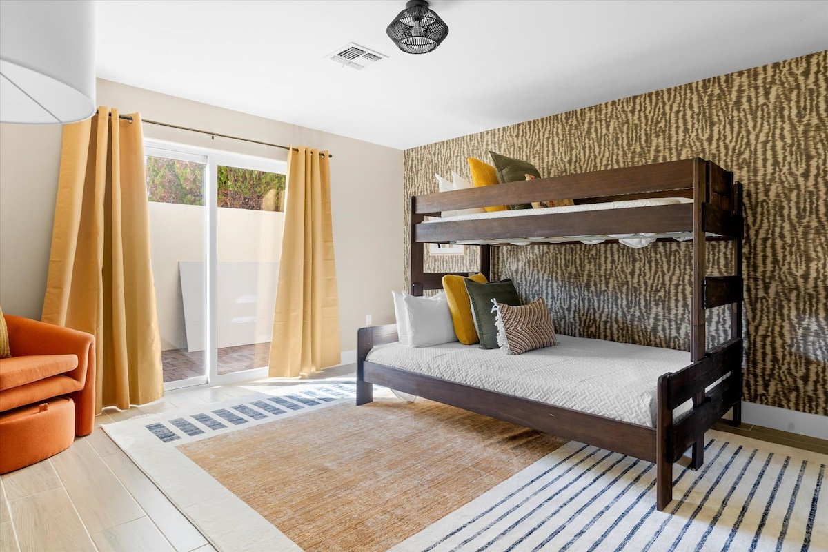 TOP Luxe BnB: 7BR | Pickleball Court | Heated Pool gallery image 2