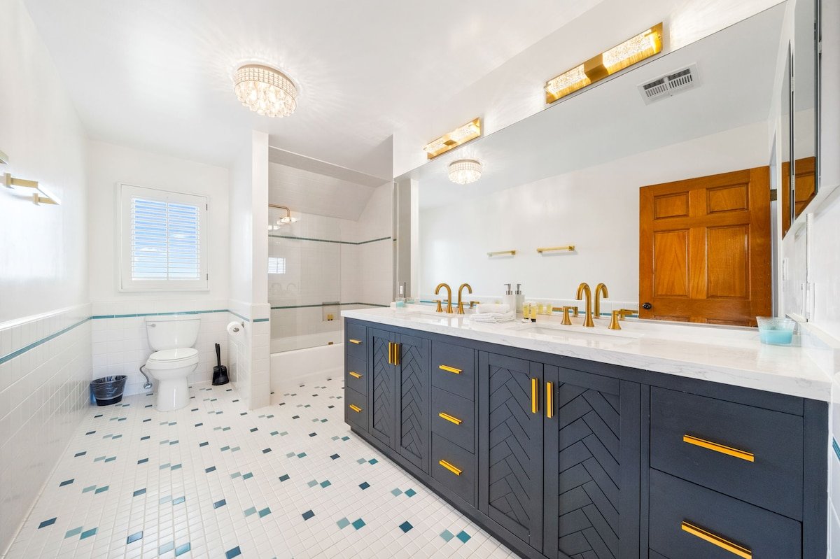 Beverly Hills 6BR Haven w/ Pool&Hot Tub gallery image 4