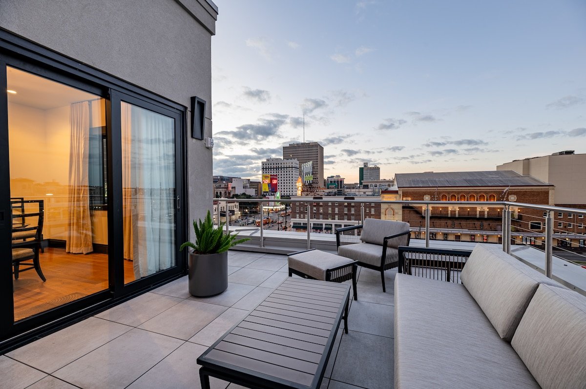 4BR Incredible Penthouse + Patio | Mayfair Hotel gallery image 3