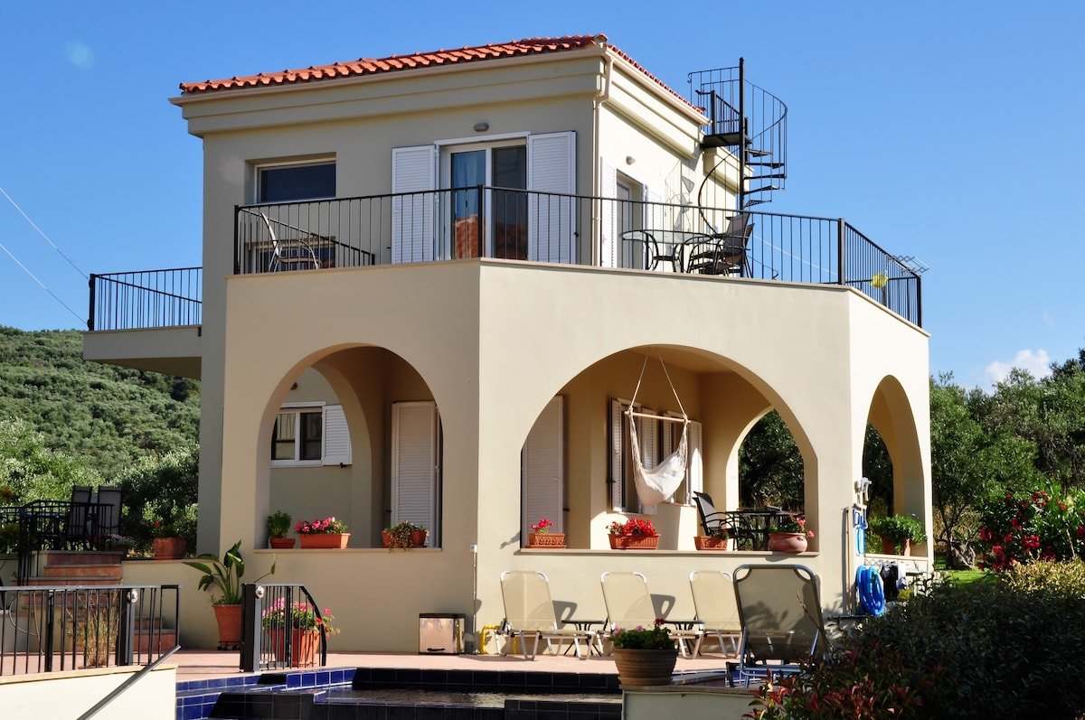 9-Bedroom Coastal Estate above Crete’s Western Sea gallery image 5