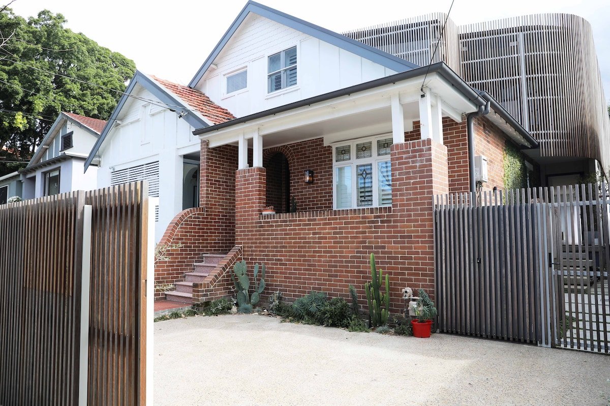 Wrapped in Clovelly – a warm 5 bedroom home gallery image 3