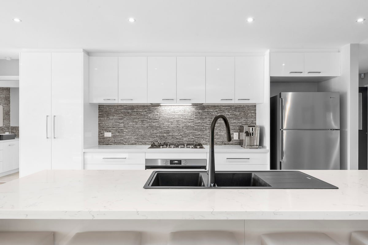 KINGSTON DOWNS sleeps 17, 5 BEDROOMS & 2 BATHROOMS gallery image 4