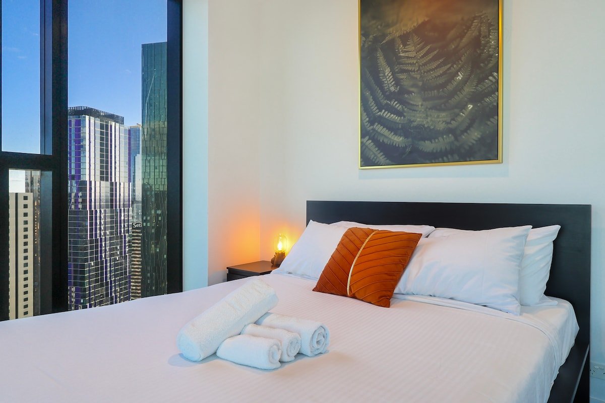 Large Living 3 Beds Apt Top CityView Over All! gallery image 4