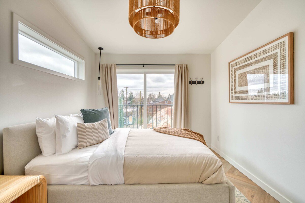 4BR – Alberta Arts Townhome – Shop – Dine – Chill gallery image 5