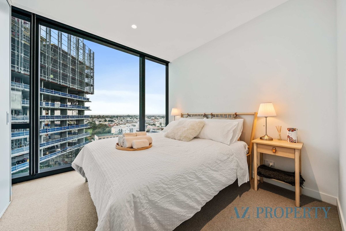 The Urban Canvas – Artistic 2BR in the City gallery image 4